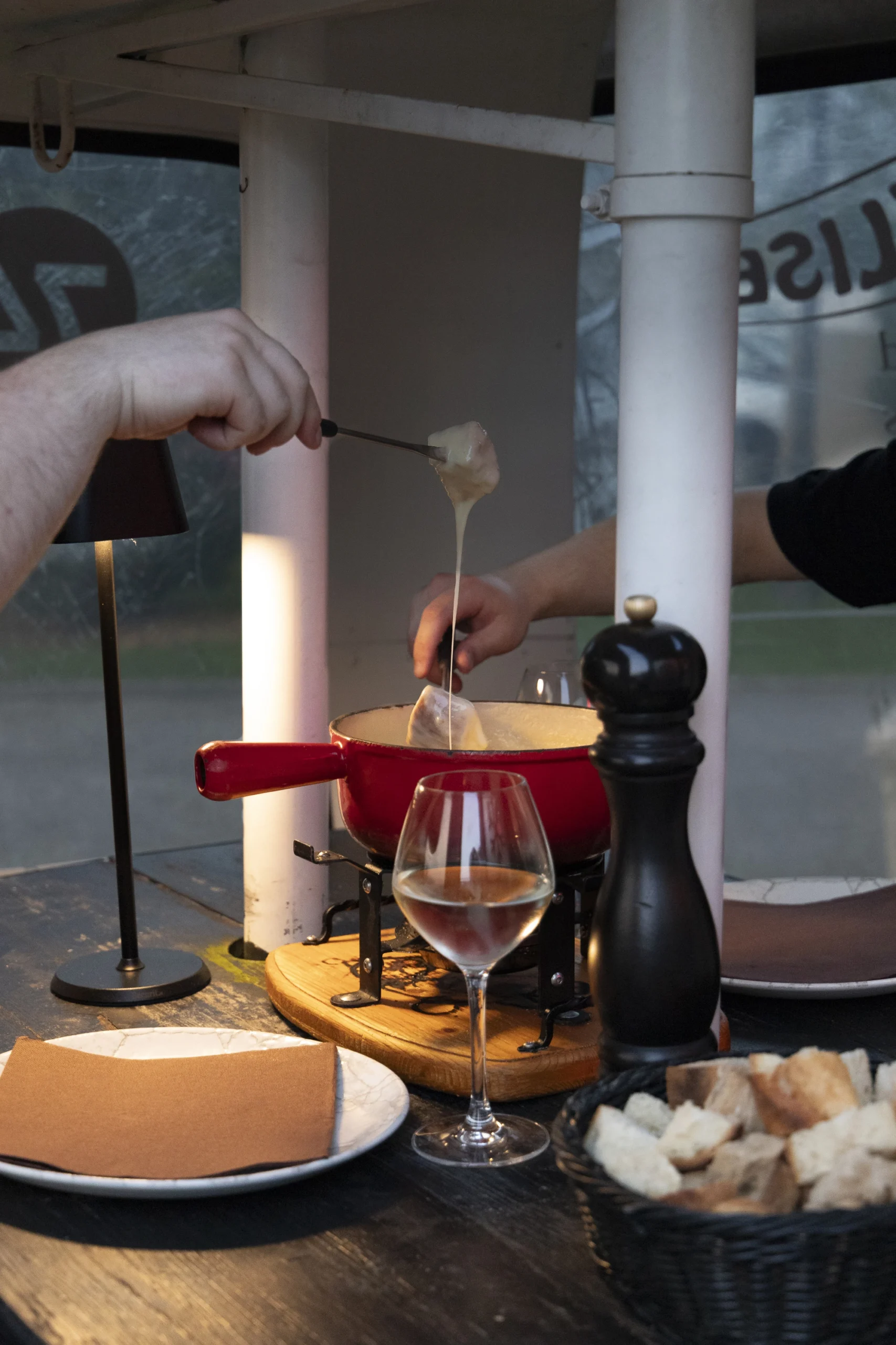 Un chef cuisinier en pleine préparation d'un plat traditionnel savoyard dans la cuisine de notre restaurant, garantissant une expérience culinaire authentique.